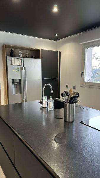 Cuisine noire mate et bois avec plan de travail en granit à Thal Marmoutier