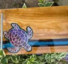 Entreprise de création de tables contemporaines et uniques en bois et résine HAEGEN L'atelier d'Angie